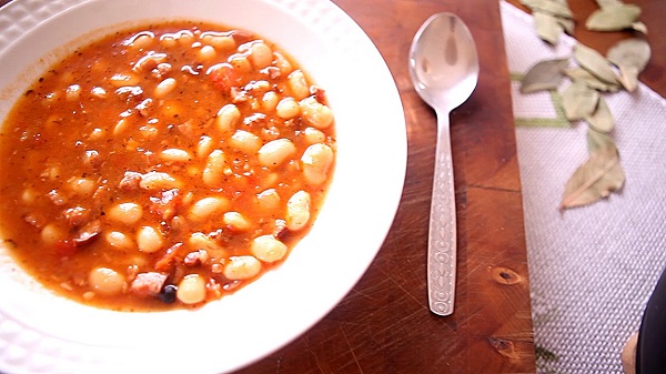 frijoles con salchicha y tocino