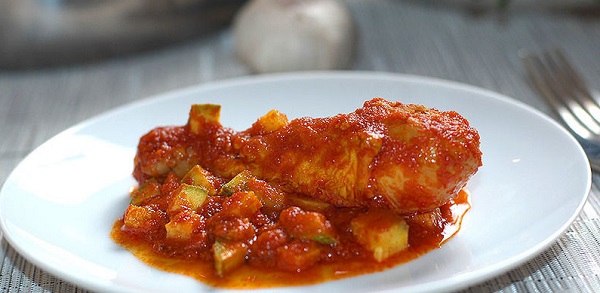 pollo en salsa de tres chiles