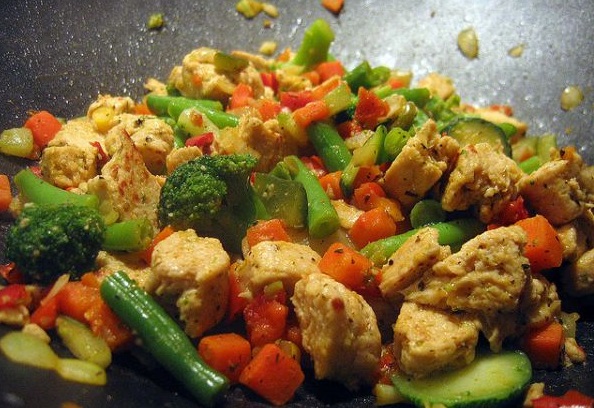 revuelto de pollo con verduras