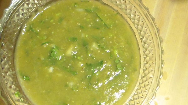 salsa verde con cebolla y cilantro, receta mexicana, comida méxico