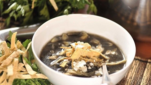 sopa de huitlacoche, comida mexicana, receta de méxico