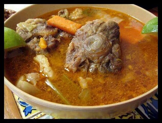 caldo de cola de res mexicana