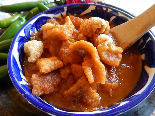 chicharron con salsa roja, receta mexicana