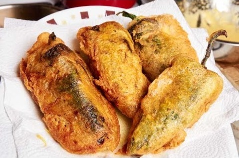 chiles rellenos capeados