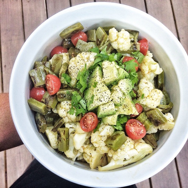 ensalada de coliflor y aguacate
